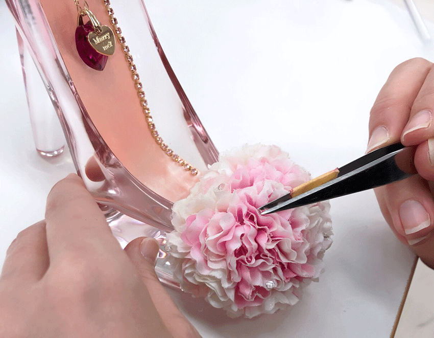 シンデレラのガラスの靴桜ピンクフラワーアレンジメント作成風景
