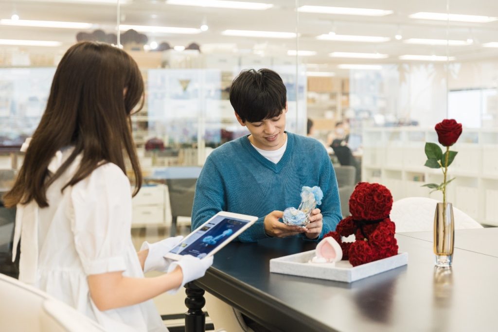 店頭で商品のご案内をするスタッフ