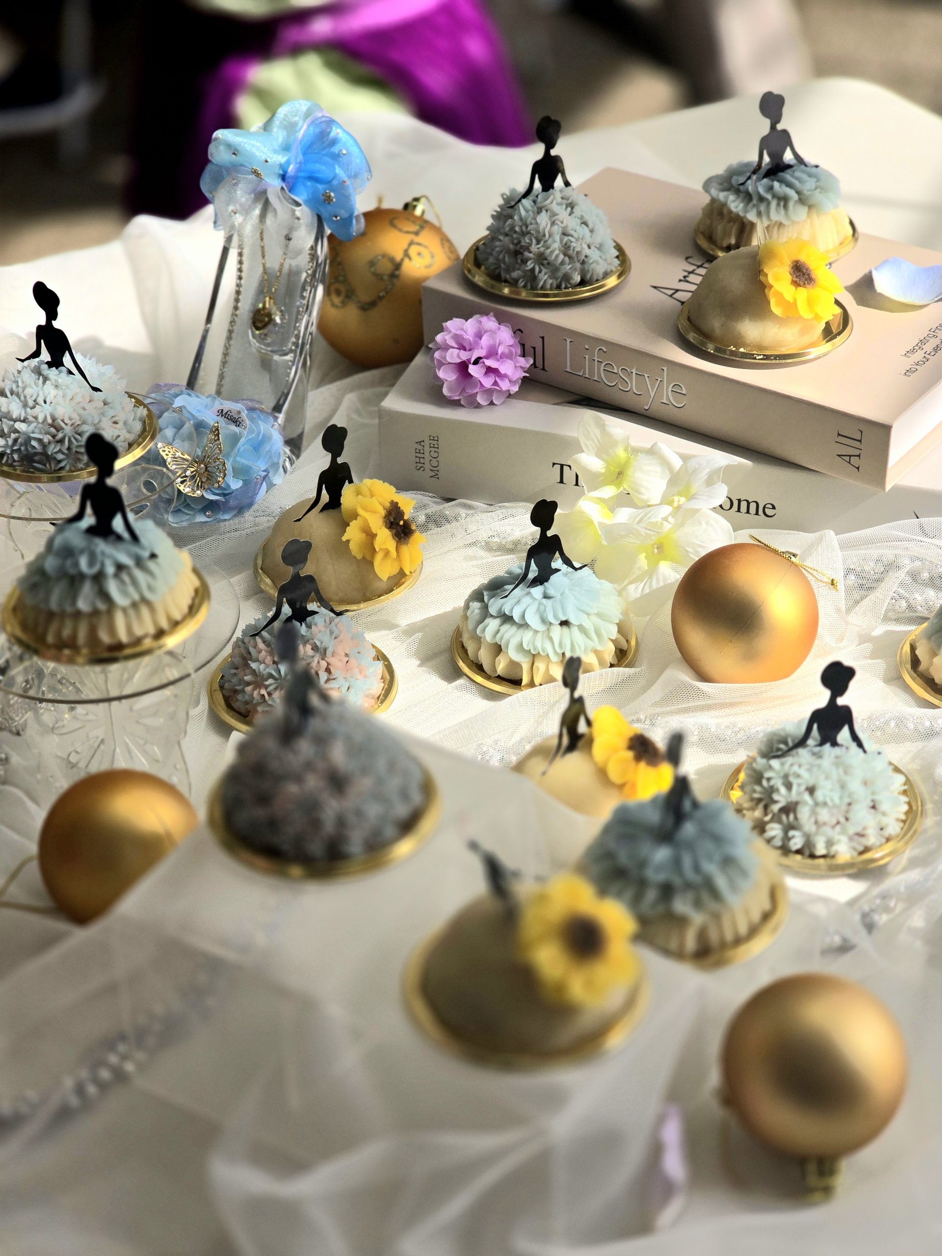 もち米を丸めた小さなおにぎりの形へ、餡を金口で絞り、プリンセスのドレスに見立てた和菓子の製作